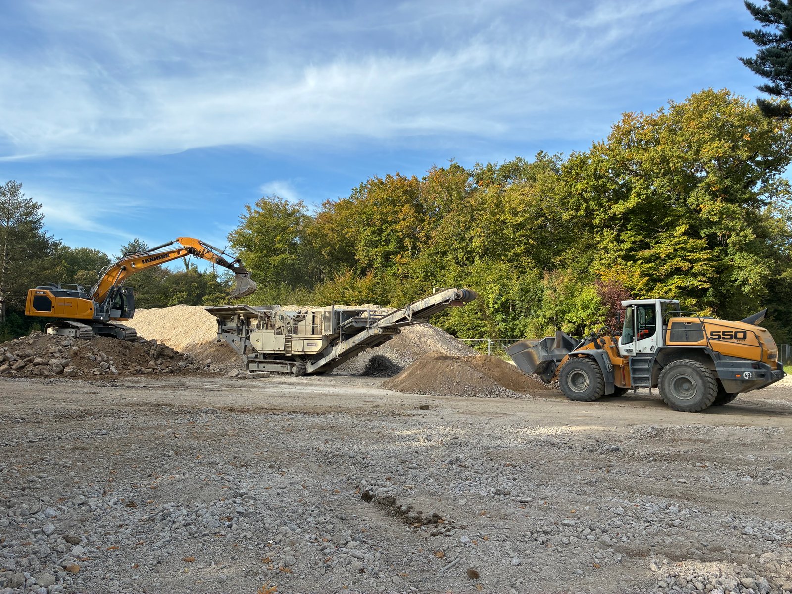 Pelle Liebherr alimentant le concasseur sur installation Cortambert TP