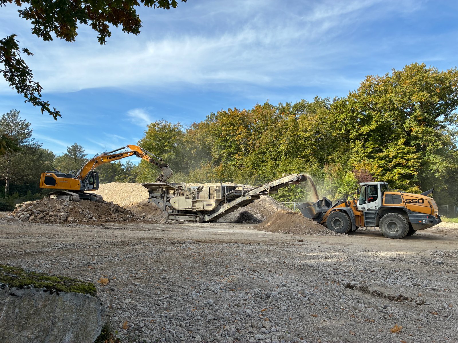 Parc matériel Cortambert TP — pelle Liebherr et chargeuse sur installation de concassage