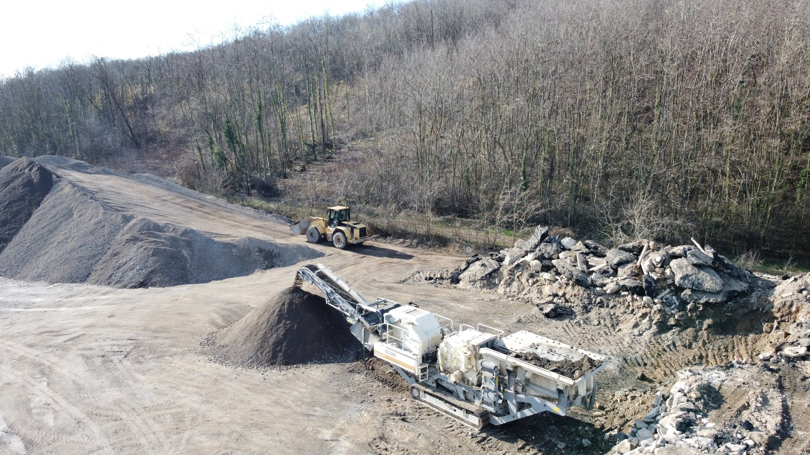 Installation de concassage mobile sur site — Cortambert TP, vue drone
