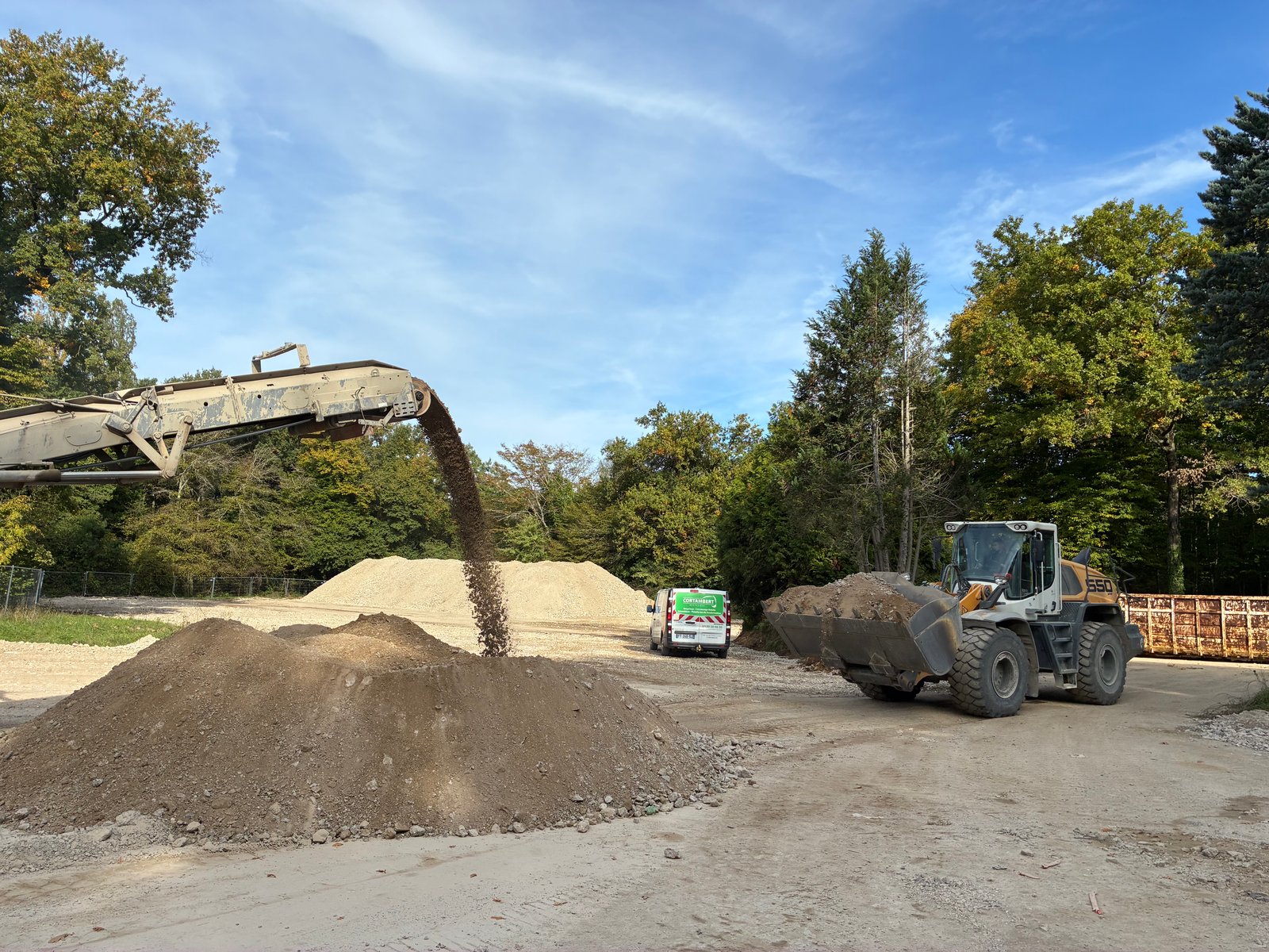 Plateforme de recyclage Cortambert TP — convoyeur, chargeuse et granulats