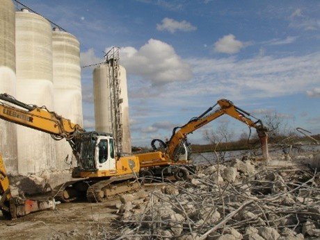Démolition de silos béton — pelle Liebherr Cortambert TP