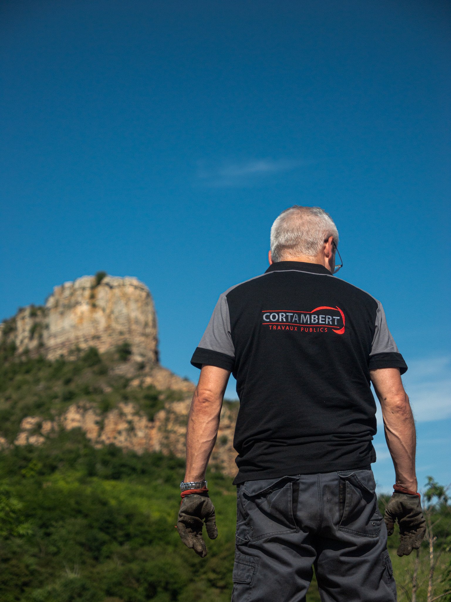 Polo Cortambert TP face à la Roche de Solutré — un regard tourné vers l'avenir