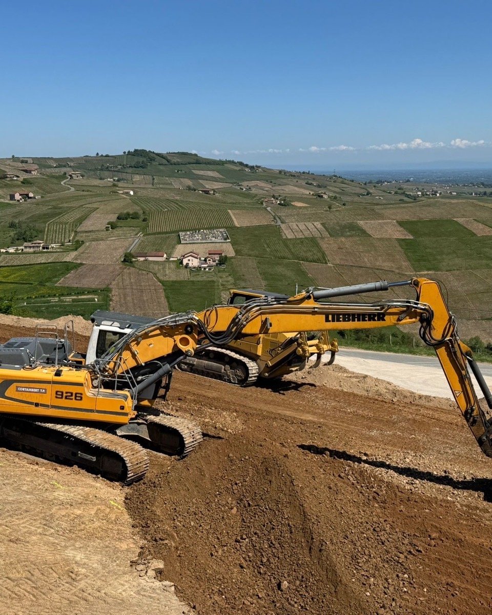 Deux pelles Liebherr 926 en terrassement sur coteau viticole du Mâconnais